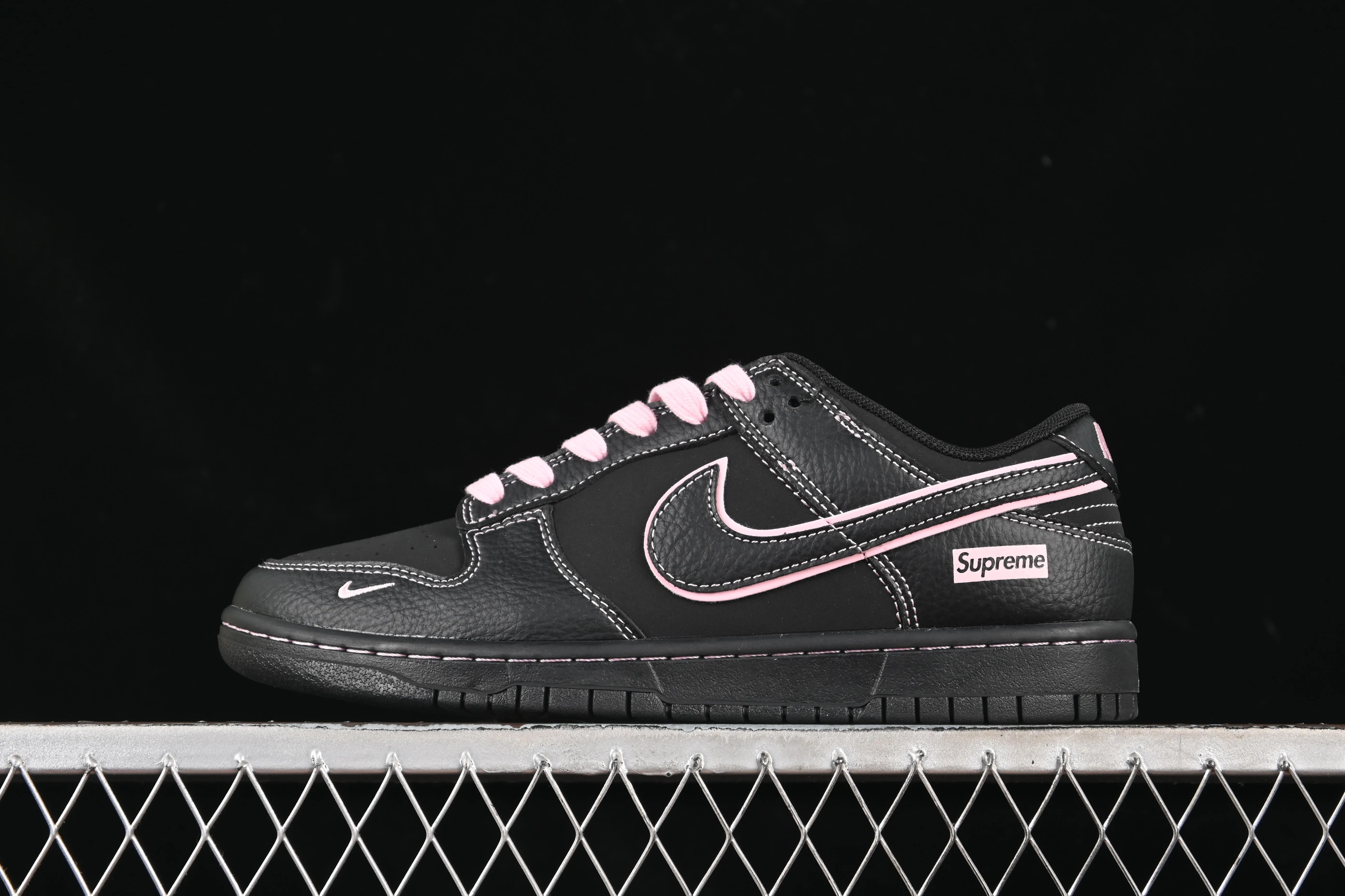 All categories Nk SB Dunk Series Nk SB Dunk Low High-end customized low-top sneakers Nike SB Dunk Low Supreme co-branded all black rice noodles High-end customized low-top casual sneakers QW5836-014